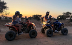 Personnes faisant des activités nautiques et d'aventure