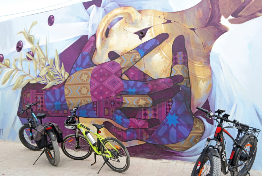 Djerbahood en Vélo Électrique – Balade Artistique à Erriadh