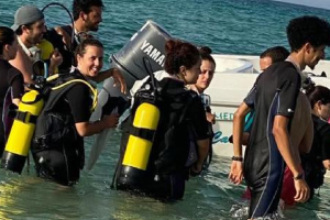 Départ en bateau vers le site :